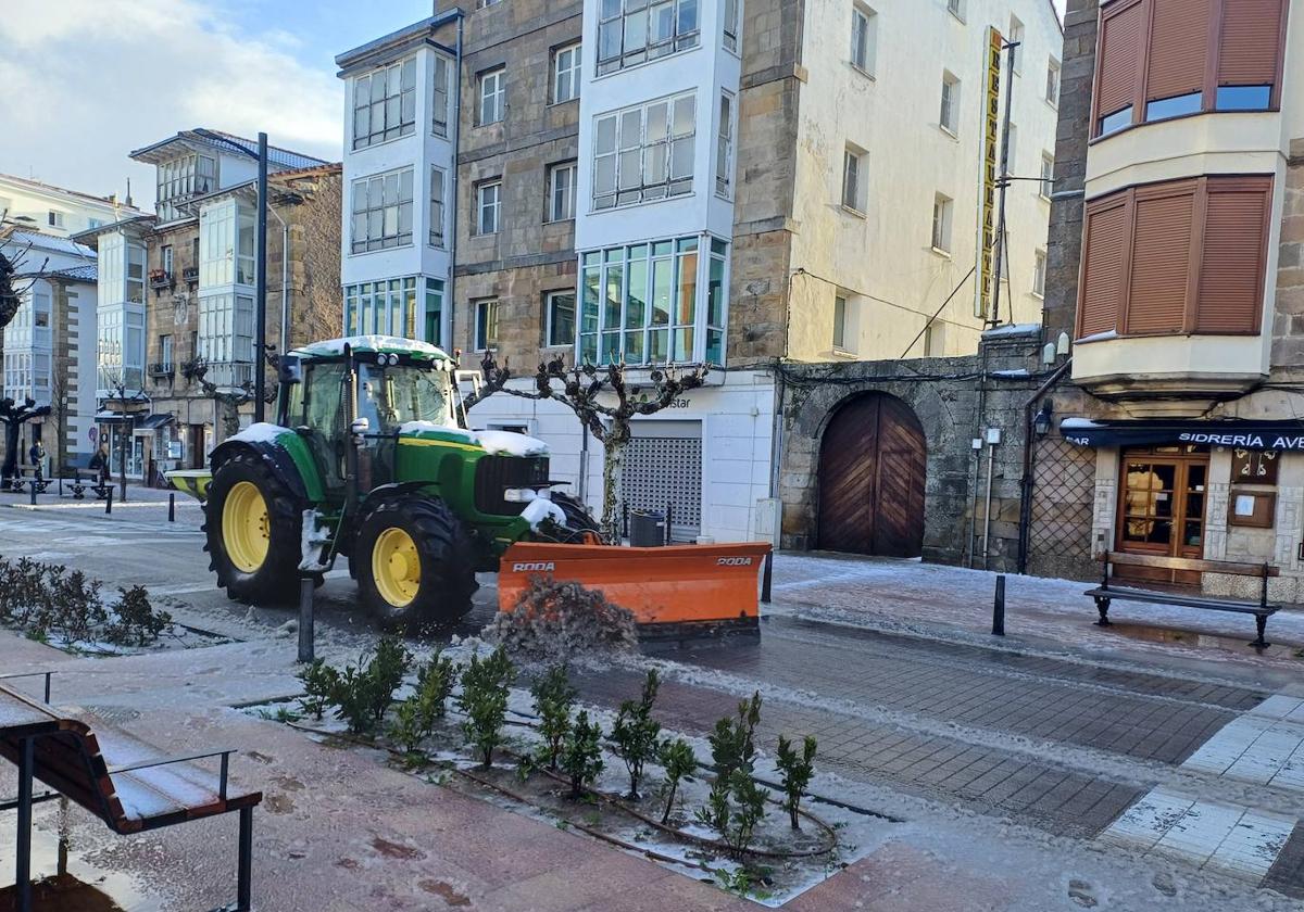 Un quitanieves retira los restos de nieve y hielo del centro de Reinosa desde primera hora de la mañana.