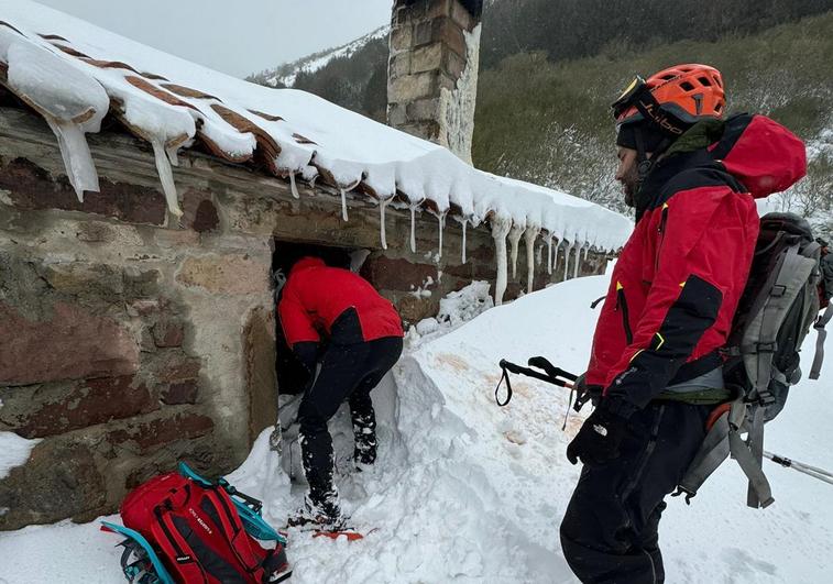 La nieve bloqueo las puertas del refugio