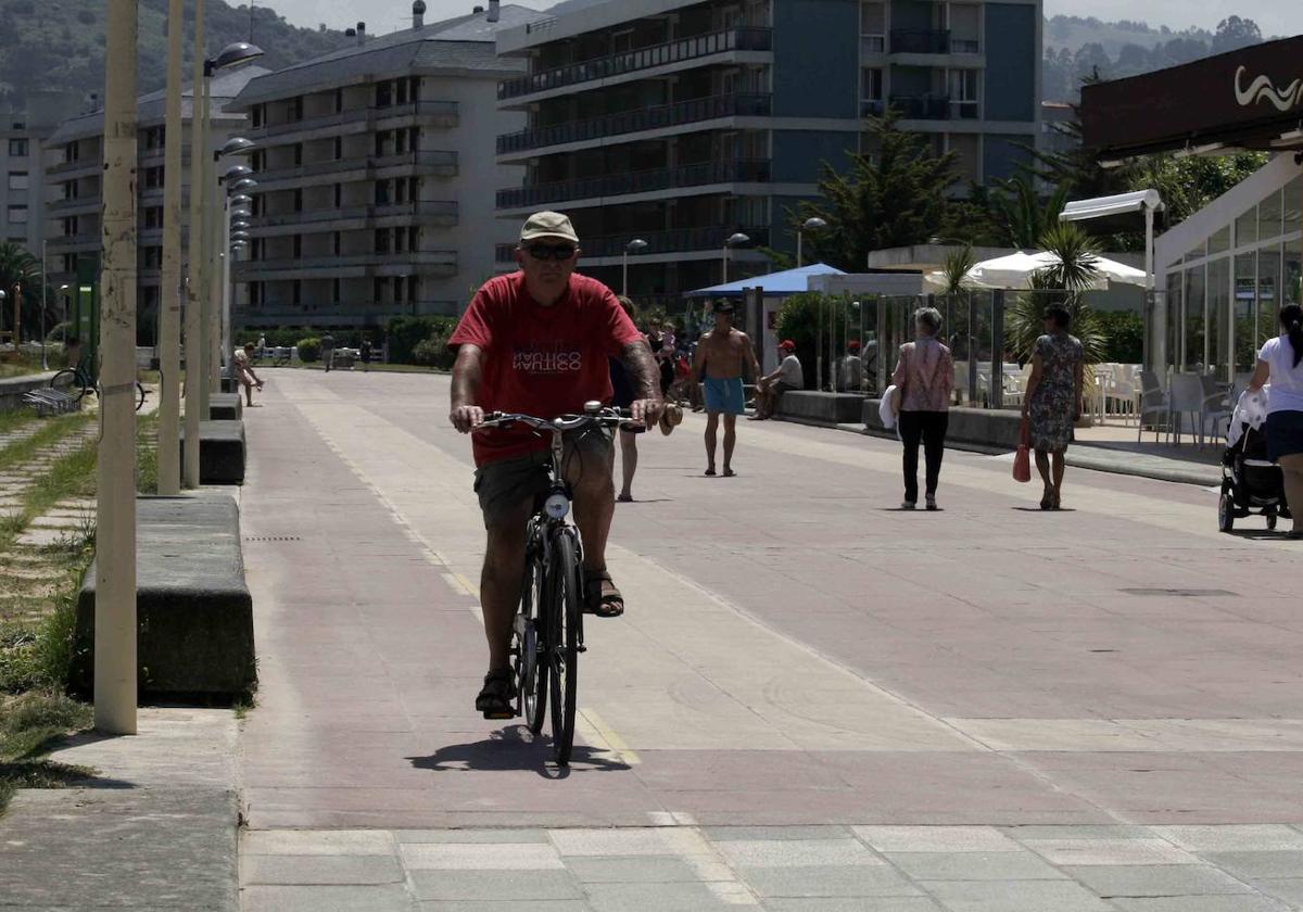 Un vecino en bici por Laredo