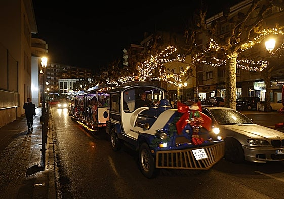 El tren turístico recorre Torrelavega durante las pasadas fiestas navideñas.