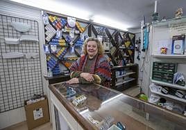 Teresa Oria, ayer, tras el mostrador de la tienda Electricidad Mier, en la calle Isabel II de Santander.