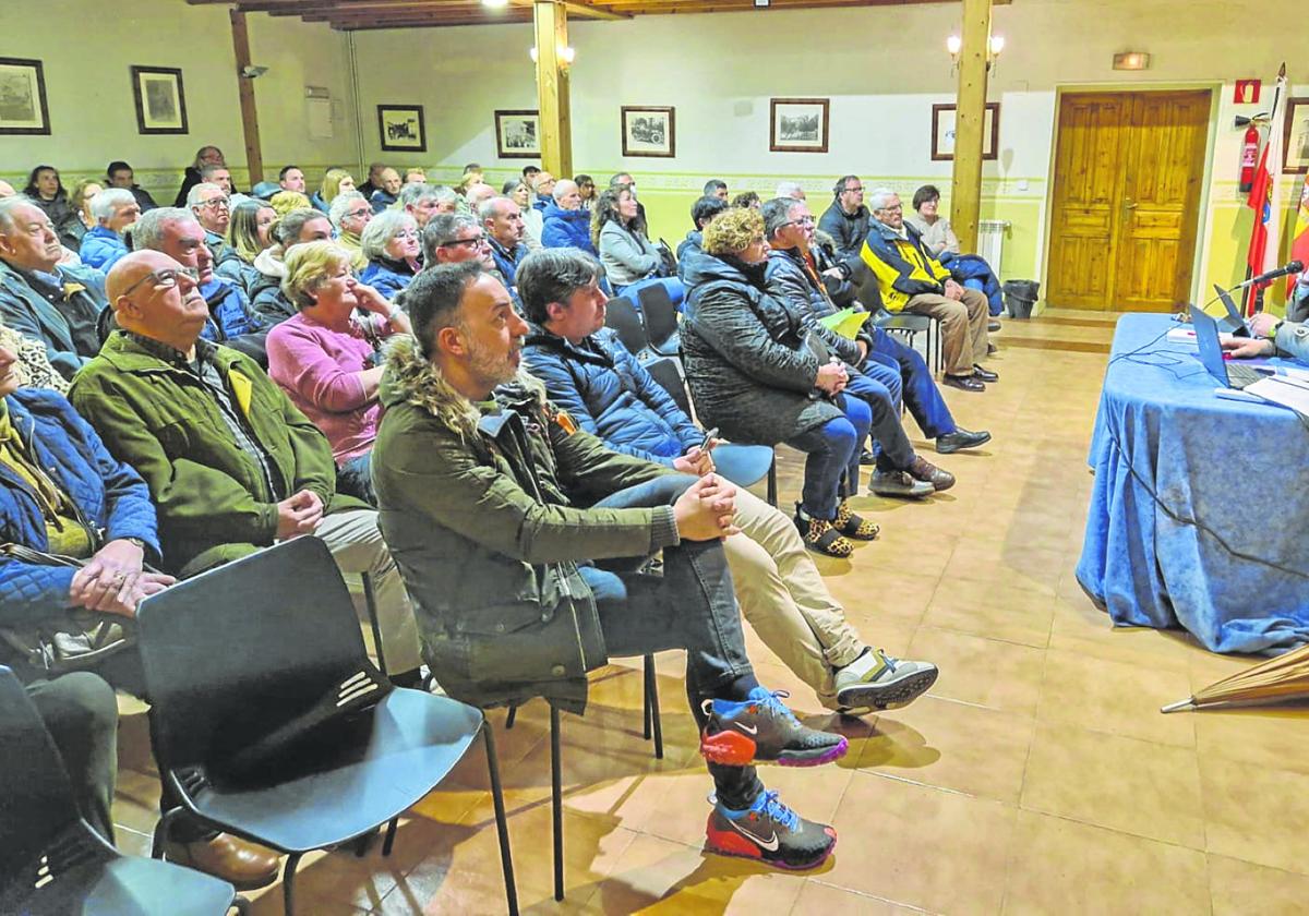 Más de un centenar de vecinos acudieron a la reunión, que tuvo lugar en la Casa de Cultura de Puente San Miguel.