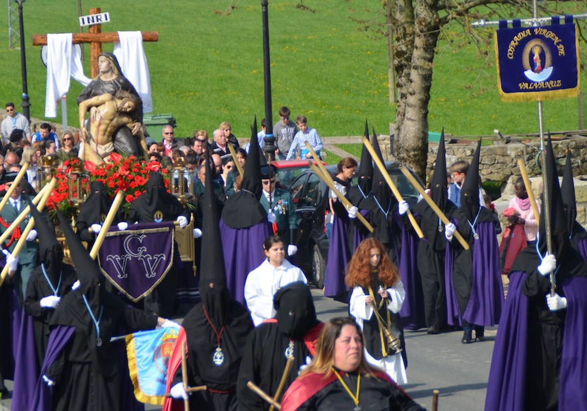 El viacrucis de la Cofradía de Valvanuz durante la pasada Semana Santa.