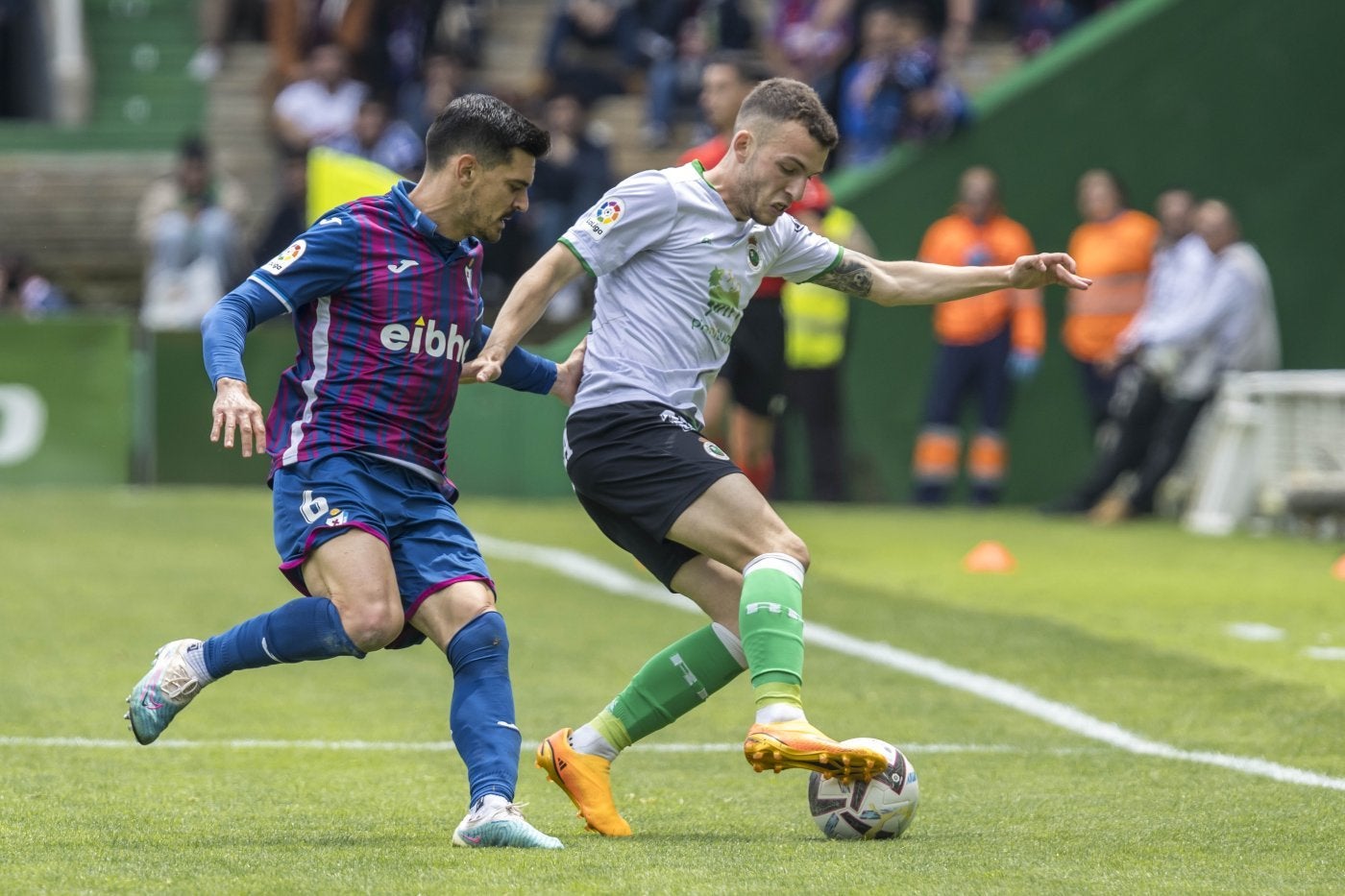 Íñigo Vicente, durante el duelo ante el Eibar en los Campos de Sport.