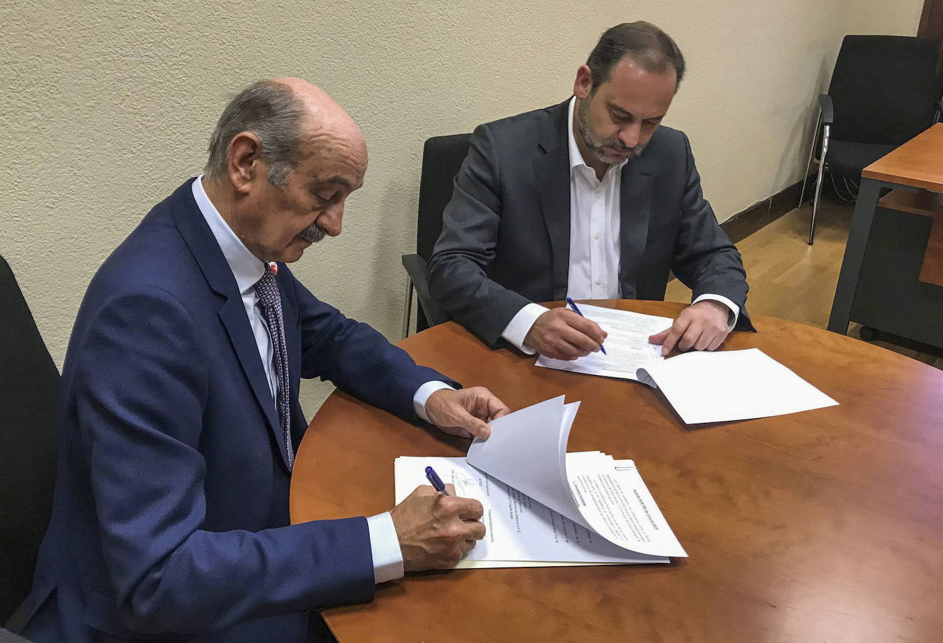 2019. Madrid. El diputado del PRC José María Mazón, firma con el secretario de Organización del PSOE el famoso 'papeluco' con inversiones para Cantabria a cambio del apoyo a la investidura de Pedro Sánchez.