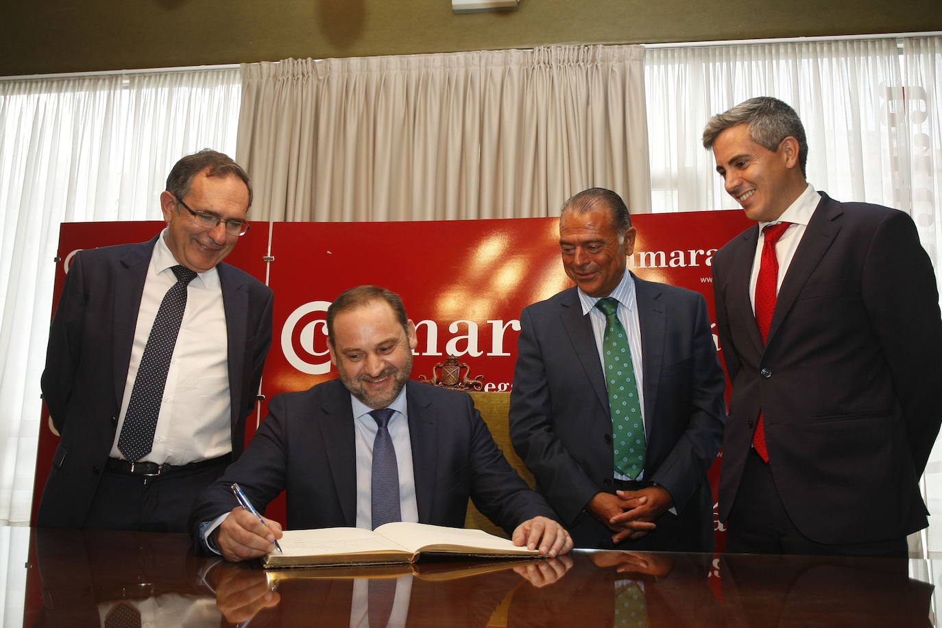 2018. Torrelavega. José Manuel Cruz Viadero, entonces alcalde de Torrelavega, con Ábalos, Antonio Fernández Rincón, presidente de la Cámara de Comercio e Industria de Torrelavega, y Pablo Zuloaga.