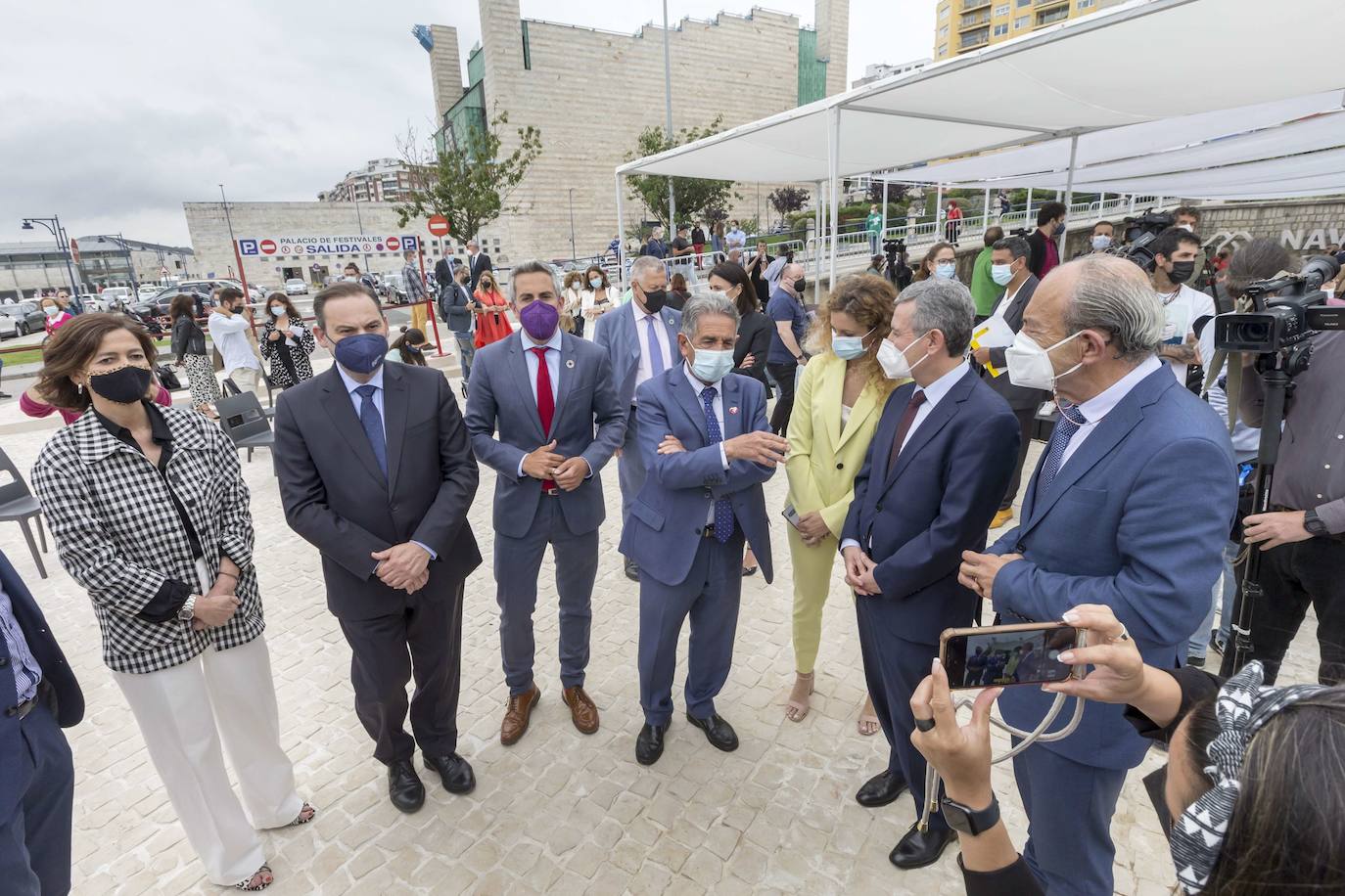 2021. Santander. El ministro de Fomento junto a las autoridades de Cantabria en la inauguración de la Fundación Enaire en las Naves de Gamazo.