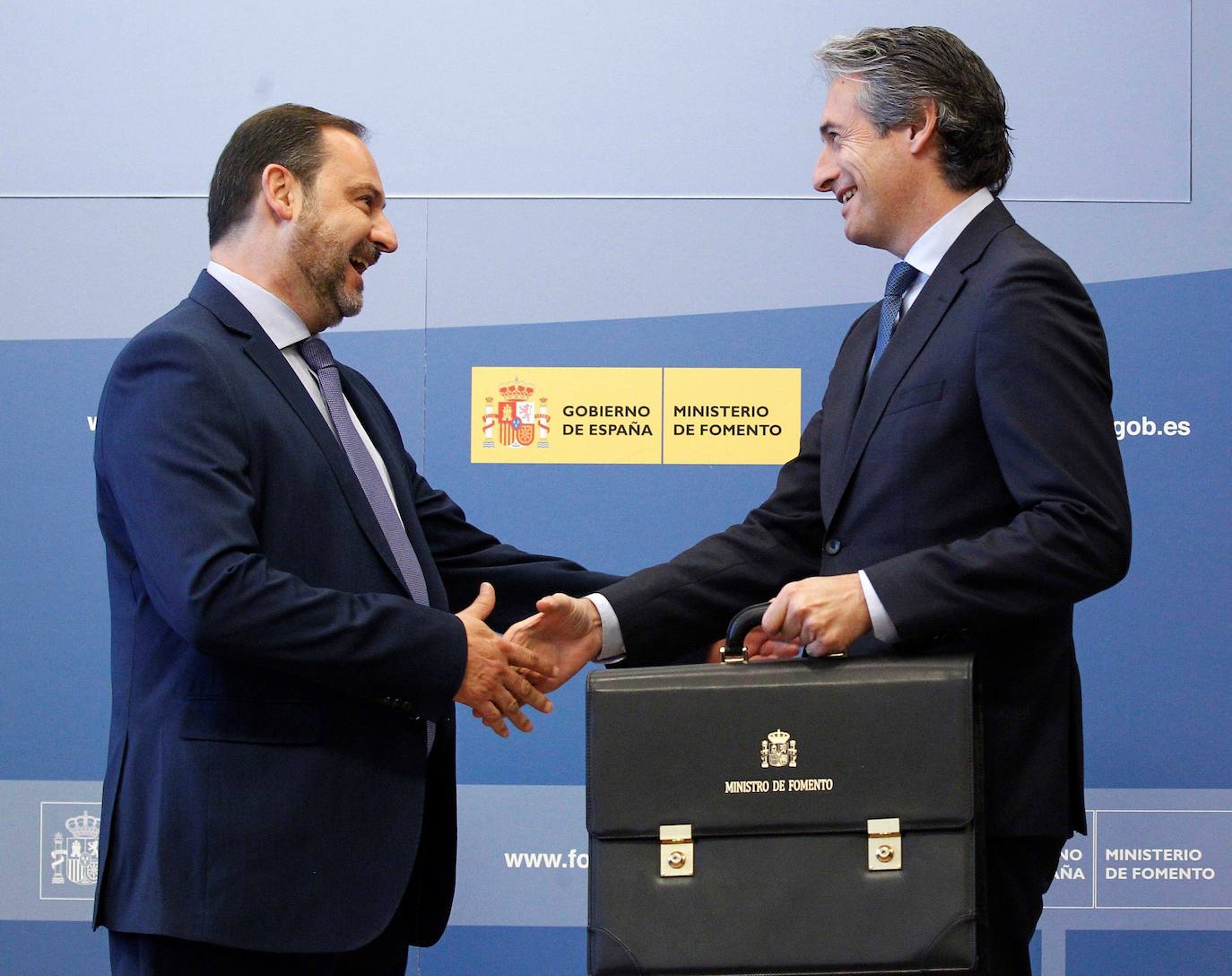 2018. Madrid. Íñigo de la Serna le entrega la cartera del Ministerio de Fomento a José Luis Ábalos.