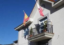 Edificio del ayuntamiento en el pueblo de Santiurde de Reinosa.