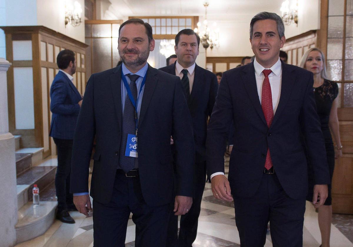 José Luis Ábalos, Jacobo Pombo y Pablo Zuloaga, en el Palacio de La Magdalena en 2018