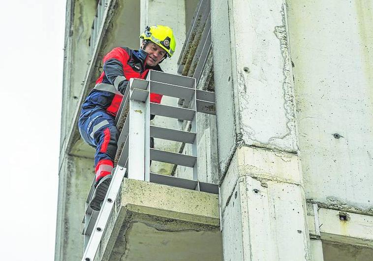 Uno de los bomberos, durante la demostración, ya subido en la torre.