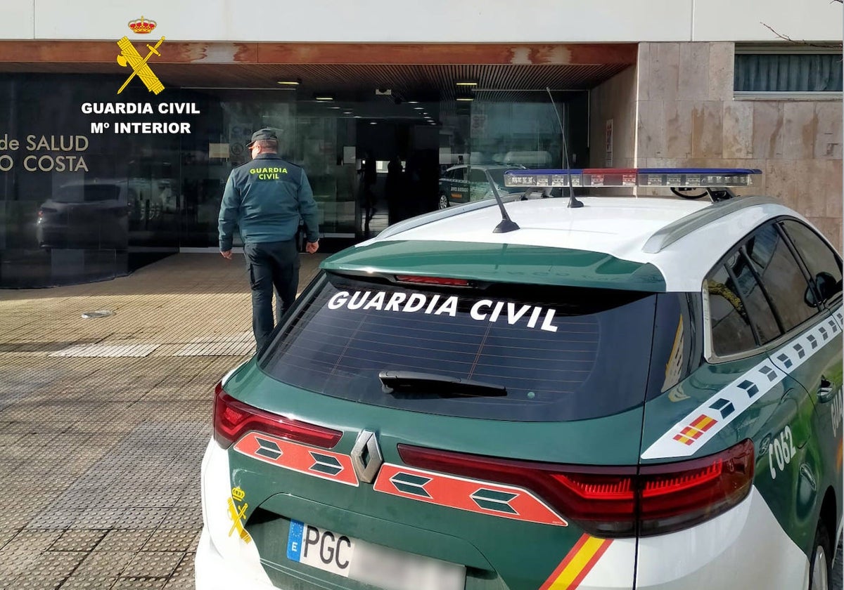 La Guardia Civil ante el centro de salud de Maliaño.