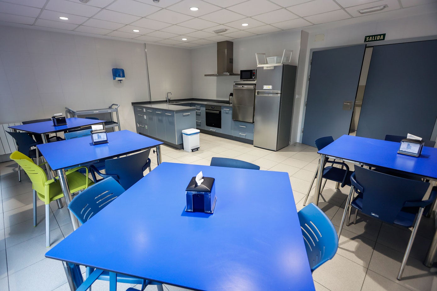 Una de las salas equipada con cocina y comedor, en el edificio de los apartamentos del Fernando Arce.