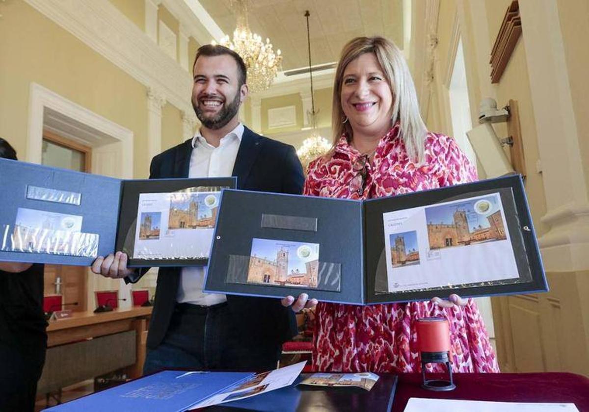 Leire Díez junto al alcalde de Cáceres, Luis Salaya, en la presentación de un sello.