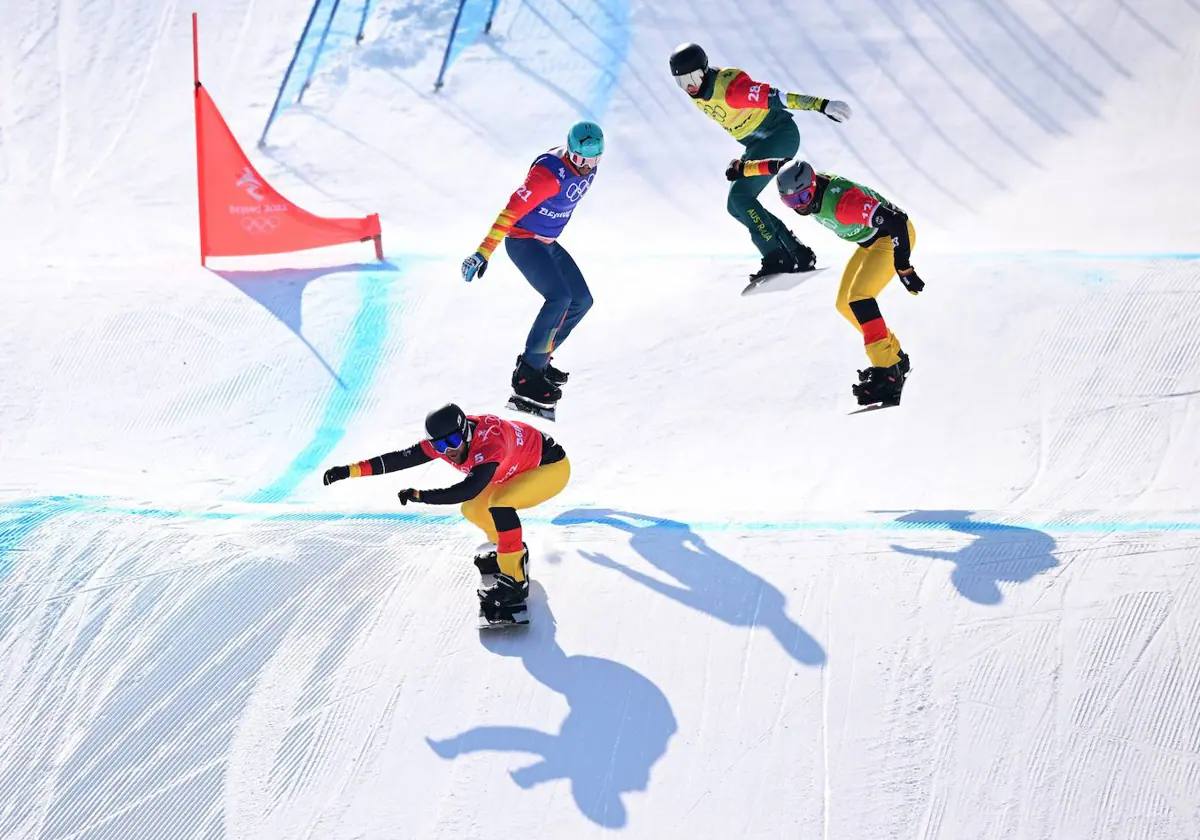 Competición de Snowboard Cross en los Juegos Olímpicos de Pekín 2022, con Lucas Eguibar entre los participantes.