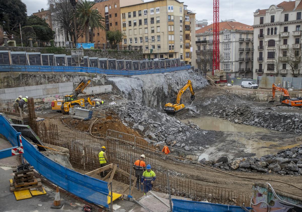 Vista tomada el pasado viernes de los trabajos sobre los solares de Puertochico donde se edifica el Museo de Prehistoria.