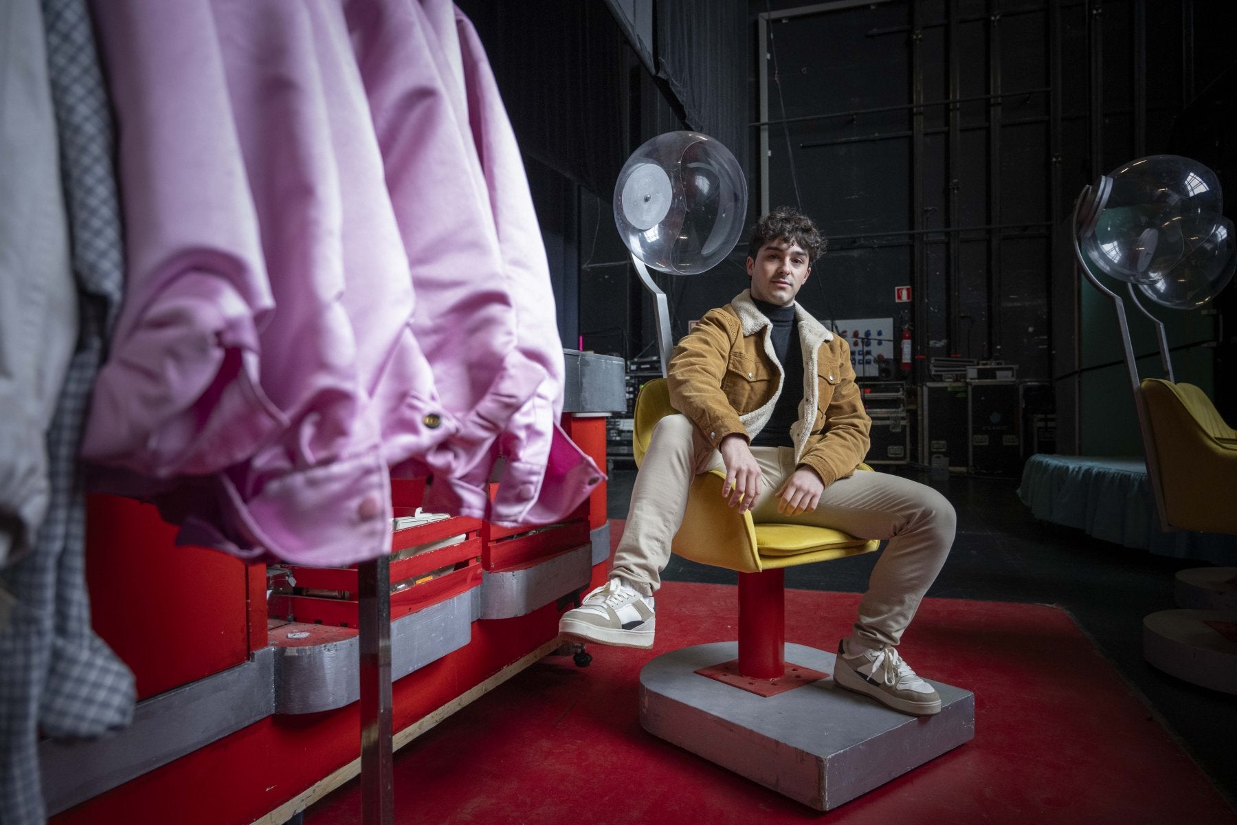 Diego de Domingo Peña posa tras el escenario de la sala Argenta.