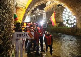 Integrantes de la selección española durante el desfile por el paseo del río en Potes Pedro Álvarez