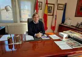 El alcalde de Reocín, Pablo Diestro, en su despacho de la casona municipal en Puente San Miguel.