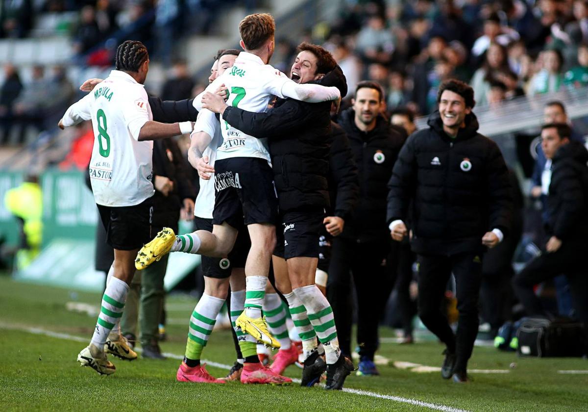 Peque celebra el gol del empate con el banquillo verdiblanco.