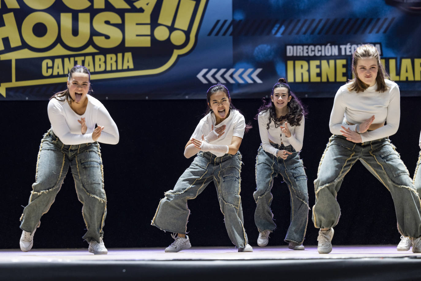 Un grupo de bailarinas de la categoría Junior durante su actuación en el campeonato 'Rock da house', que acoge el Palacio de Deportes.