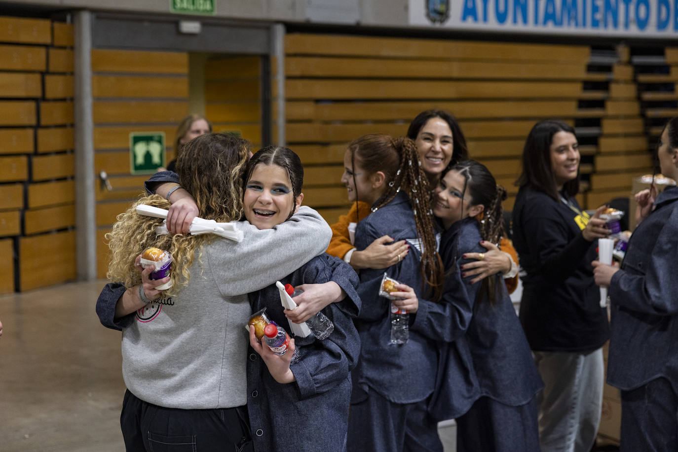 Gloria Rueda abraza a sus alumnas nada más bajarse del escenario.