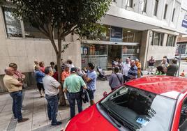 Vecinos de Penagos en la protesta que realizaron en septiembre frente a la Consejería.