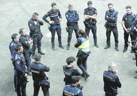 Policías locales de diferentes ayuntamientos reciben formación en un curso impartido por la Policía Nacional.