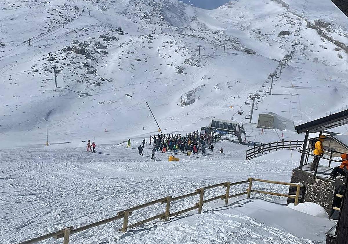 Imagen principal - Estación de esquí este domingo. 