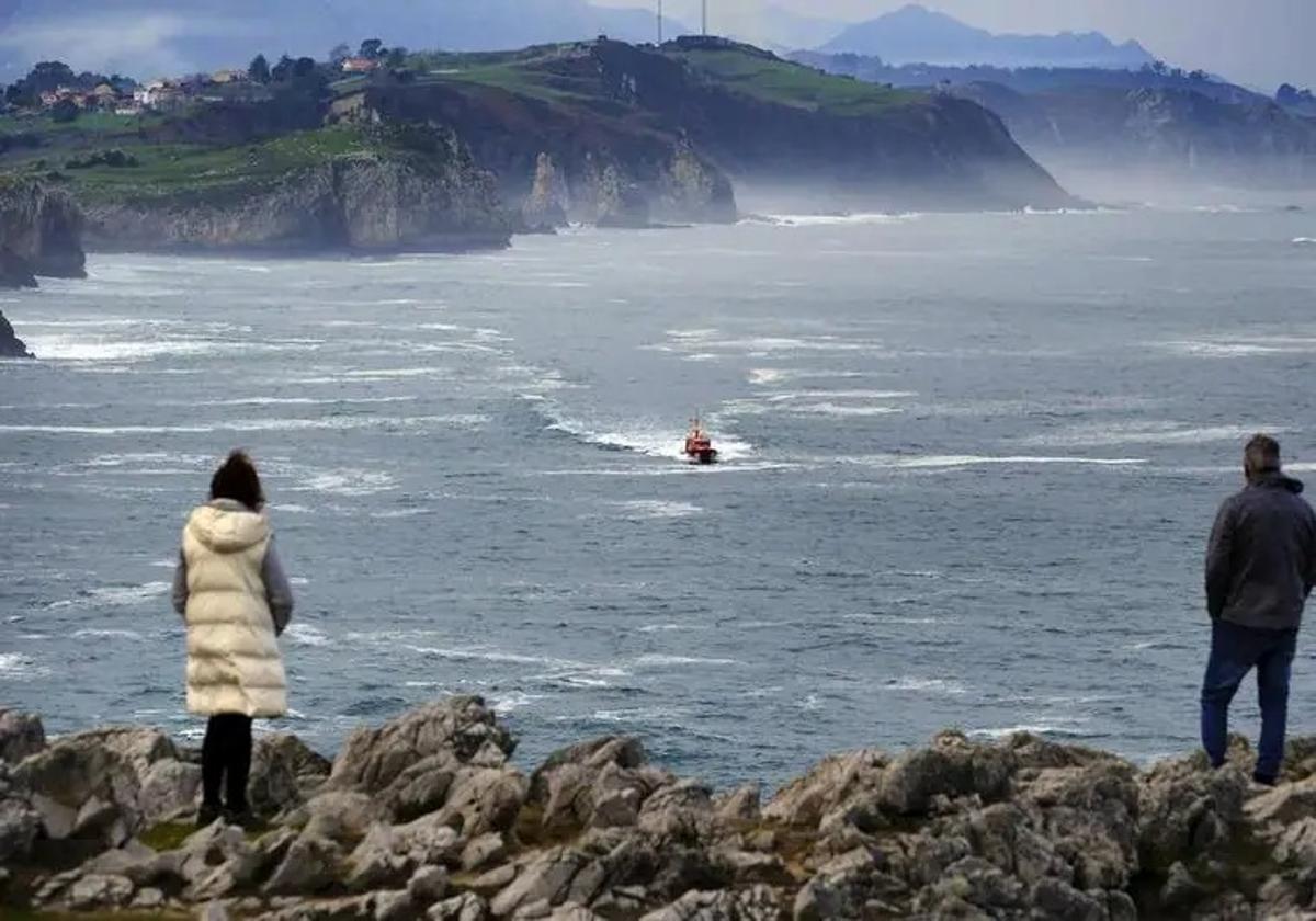 Imagen de archivo. Búsqueda por mar en el punto donde desapareció el jueves el vecino de Unquera, en el área de los Bufones de Santiuste