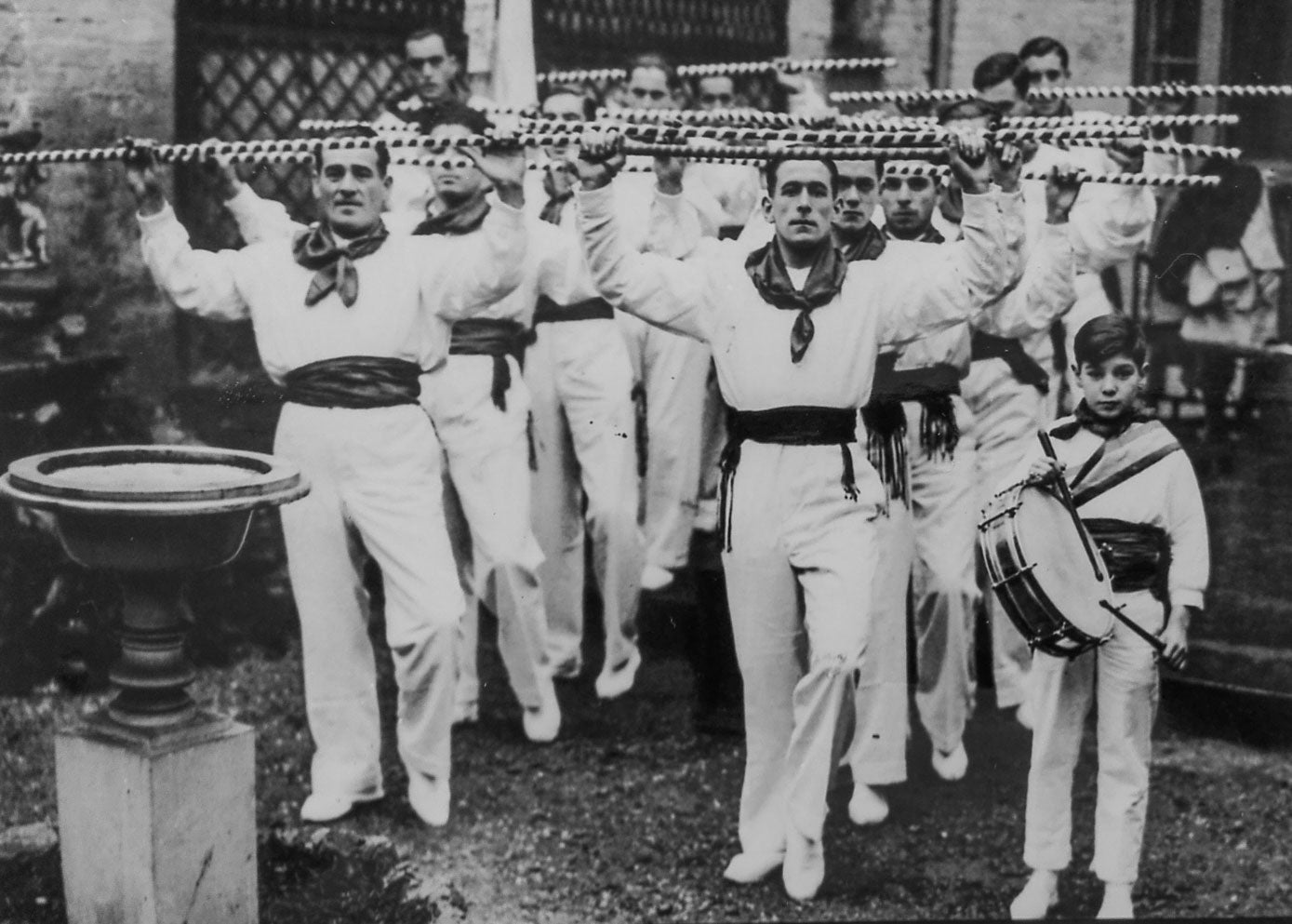 Hombres de la formación interpretan 'La Bailá de Ibio', basada en la Danza de las Lanzas de Ruiloba.