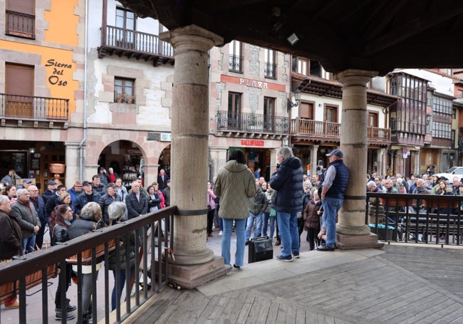 Más de 300 personas acudieron a la concentración celebrada en la Plaza de Potes