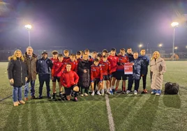 Representantes del Ayuntamiento de Polanco junto a Lourdes Verdeja y entrenadores del CF Polanco en el arranque de la iniciativa 'Tarjeta roja'.