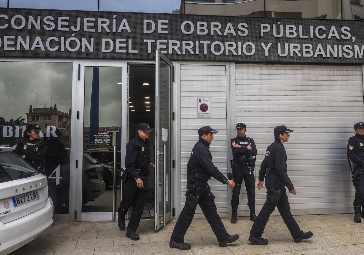 Agentes de la Policía Nacional durante el registro que se realizó en febrero de 2023 en la sede de la Consejería de Obras Públicas.