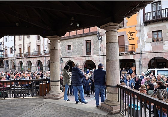 Javier Gómez, alcalde de Potes se dirige a los asistentes a la concentración