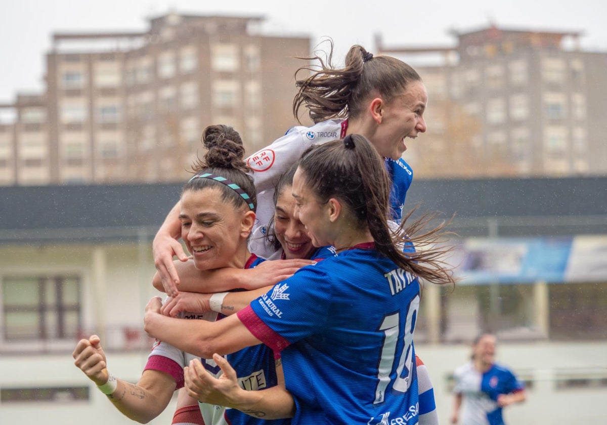 La futbolista polanquina Silvia Martínez Ruiz, junto a sus compañeras.