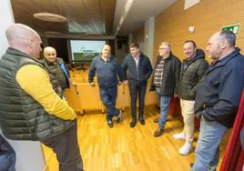 El director de Agaprol, Francisco Fernández, tercero por la derecha, junto a varios ganaderos productores de leche de Cantabria.