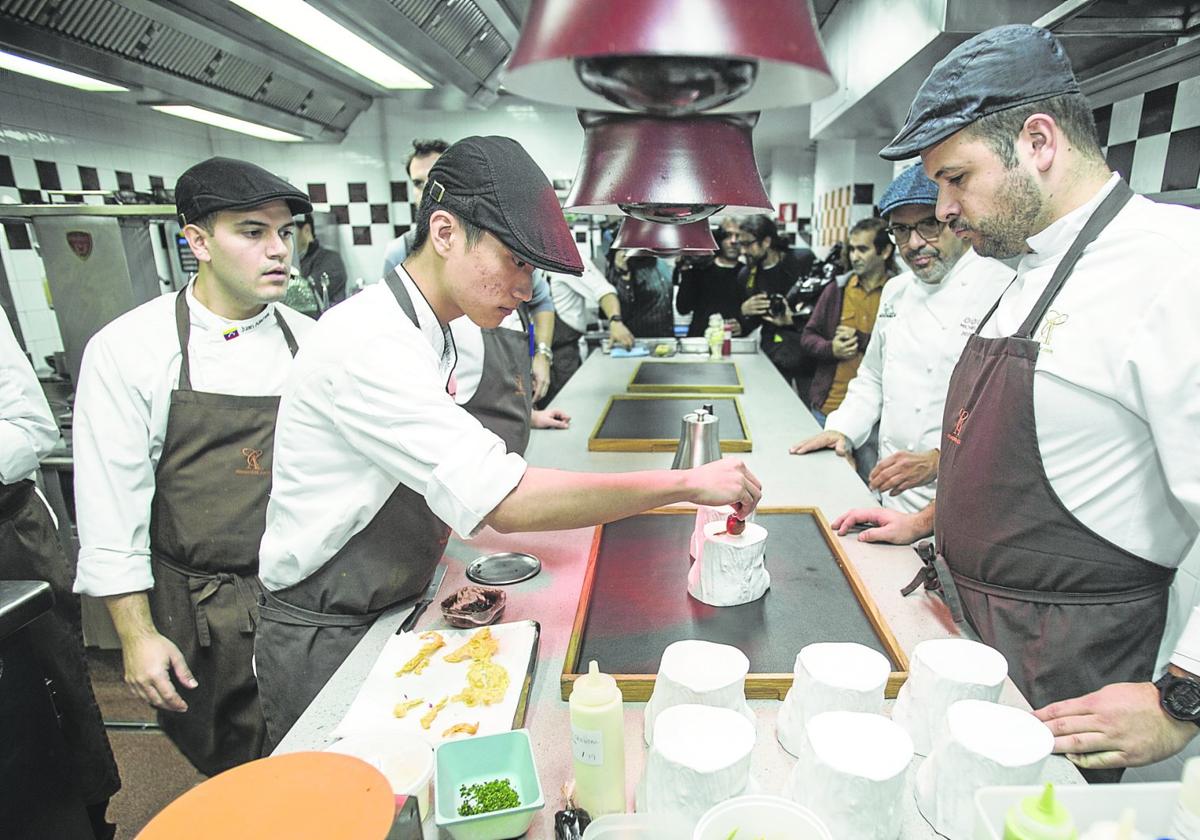 El restaurante Cenador de Amós, que dirige Jesús Sánchez (segundo por la derecha), es el único de Cantabria con tres Estrellas Michelin y tres Soles Repsol.