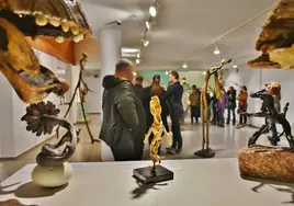 La exposición presenta medio centenar de figuras de todos los tamaños hechas a base de raíces, ramas y troncos.