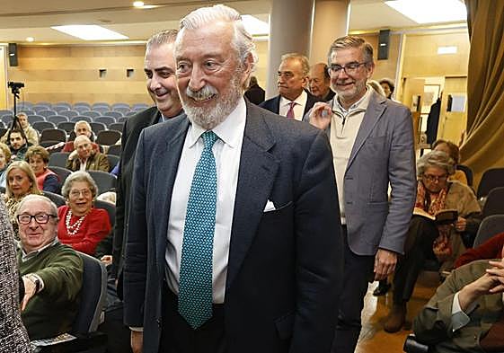 Julio Gómez-Pomar a su llegada al Ateneo junto al consejero de Fomento y el presidente del Puerto