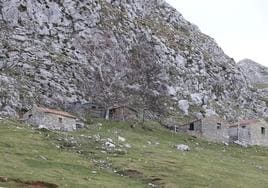 El cartel de León permanece en el suelo junto al monolito en honor al alcalde de Mieres que adquirió los terrenos.