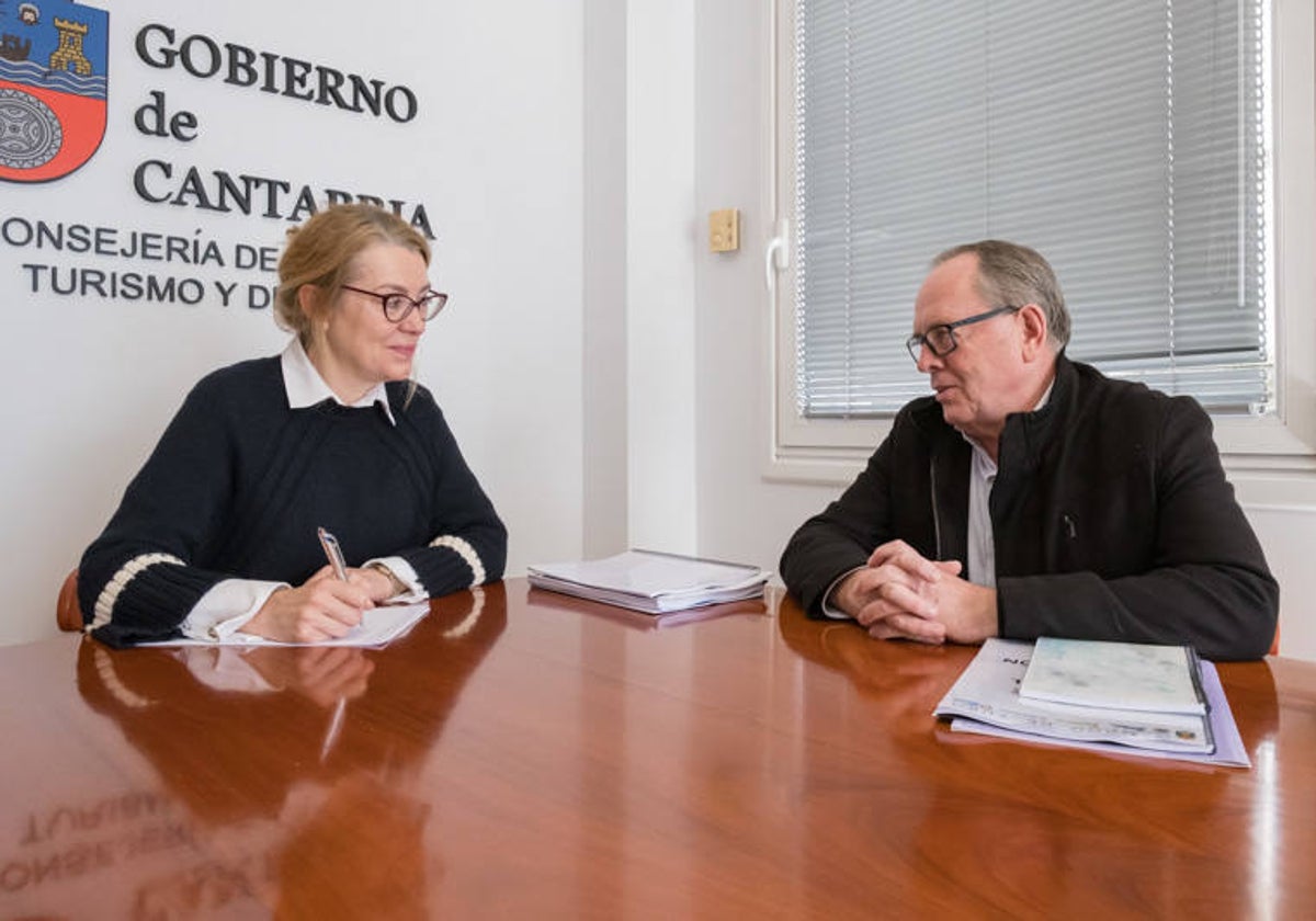 La consejera de Cultura y Turismo, Eva Guillermina Fernández, recibe al alcalde de Campoo de Yuso, Eduardo Ortiz (PRC)