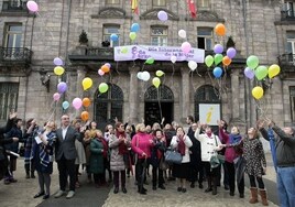 Suelta de globos durante una de las celebraciones del 8M en Torrelavega.