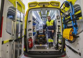 El técnico Roberto Acereda fue el encargado de explicar el equipamiento de las nuevas ambulancias de Autransa.