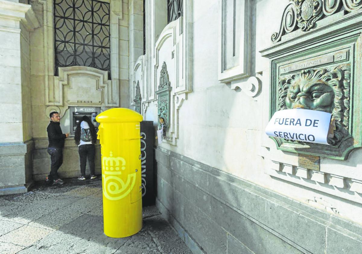 Los buzones de Correos con forma de león están fuera de servicio. A su lado, el buzón alternativo.