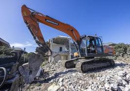 La maquinaria ha entrado a Calas del Norte para proceder a la demolición de cinco viviendas con sentencia firme.