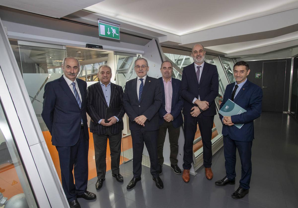 Marcos López Hoyos, director científico de IDIVAL; José Miguel López Higuera, catedrático de Fotónica de la Universidad de Cantabria; Pablo Gómez, presidente del Grupo Ámbar; Ángel Pazos, rector de la Universidad de Cantabria, y Roberto García, director de Ámbar Telecomunicaciones; durante la presentación de MIES