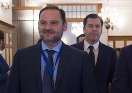 José Luis Ábalos y Jacobo Pombo, en el Palacio de La Magdalena en 2018.