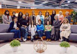 De pie y de izquierda a derecha, Marta Solana, Esther González, Estela Gutiérrez, Sylvia de Miguel, Eloísa Velarde, Patricia Tobías Velar y Almudena García Varona. Sentadas, en el mismo orden, Carmen Fariñas, María Dolores Acón, Charo Arredondo, Carlota Fernández, Lucía Fernández, Mar Bolado, Soledad Nogués, Olga Dasgoas, Rebeca Jácome y Beatriz Arízaga.