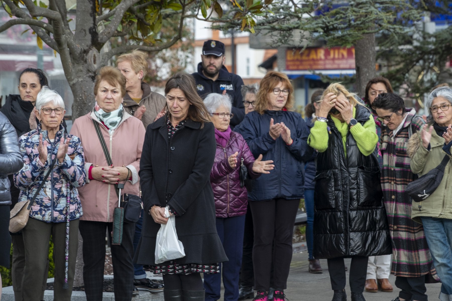 Los vecinos de la localidad se sumaron a la convocatoria en la plaza consistorial.